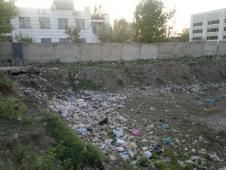 Читатели жалуются на стихийную свалку мусора, устроенную возле детского сада в мкр Джал <b>(фото)</b>