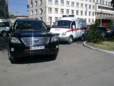 Депутат, перекрывший своим авто проезд к спецполиклинике для скорой, сообщил, что отсутствовал 10 минут