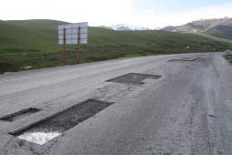 Читатель сообщает, что дорога Бишкек-Ош разрушается <b>(фото)</b>