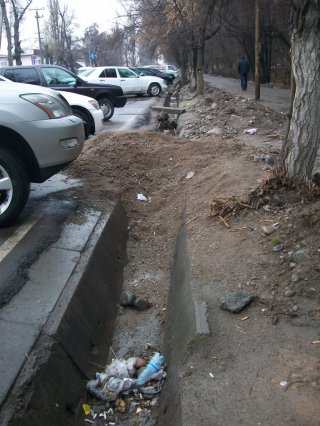 На ул. Суюмбаева после закладки электросетей тротуар не восстановили <b>(фото)</b>