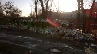 В микрорайоне Восток-5 взле дома №13/2 в течение долгого времени не вывозится мусор <b>(фото)</b>