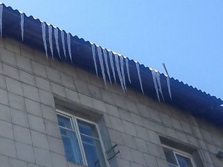На ул. Дэн Сяопина и Чуй — Фучика сосульки падают прямо на тротуар <b>(фото)</b>
