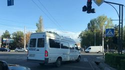 На ул.Байтик Баатыра маршрутка №175 поворачивает со второй полосы. Фото