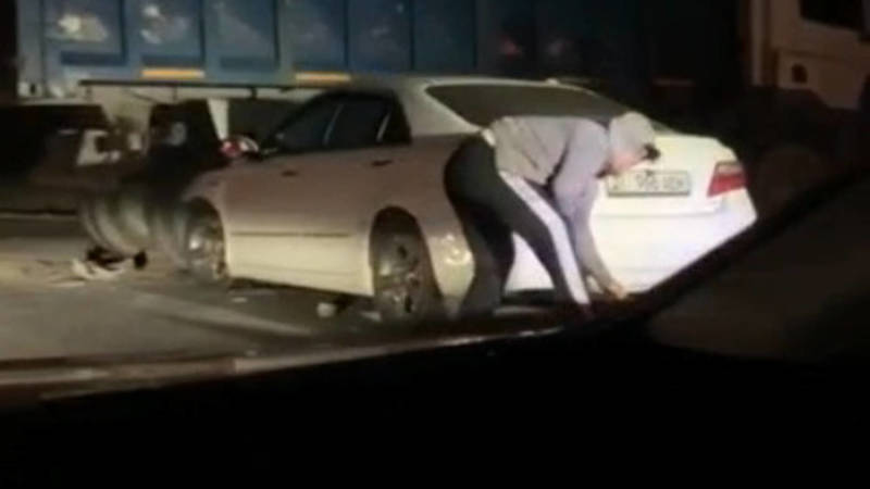 На объездной «Тойота» врезалась в грузовик. Видео с места аварии