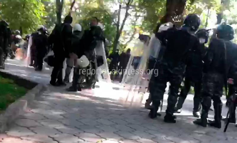 У площади Ала-Тоо стоят автобусы с милиционерами, в сквере - силовики