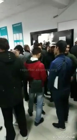 В ЦОНе на Валиханова-Исакеева наблюдаются большие очереди (видео)