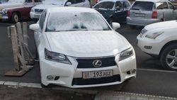 На Абдымомунова Lexus GS 350 припарковали поперек тротуара