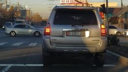 На Ахунбаева Toyota 4Runner заехал за стоп-линию. Фото очевидца