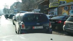 Водитель оставил свою «Тойоту» на проезжей части и создал затор на ул.Шопокова, - очевидец Водитель оставил свою «Тойоту» на проезжей части и создал затор на ул.Шопокова, - очевидец