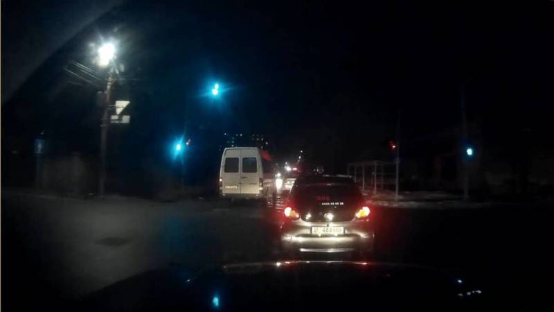 Бус, у которого 16 тыс. сомов штрафов, выехал на встречную полосу. Видео