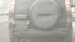 В Бишкеке замечен «Прадо» с отрезанным госномером без флага, у которого 35 тыс. сомов штрафов