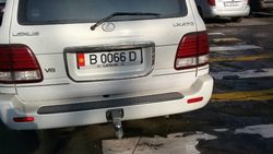 Lexus LX 470 с номерами от Prado припаркован на пешеходном переходе. Фото Lexus LX 470 с номерами от Prado припаркован на пешеходном переходе. Фото