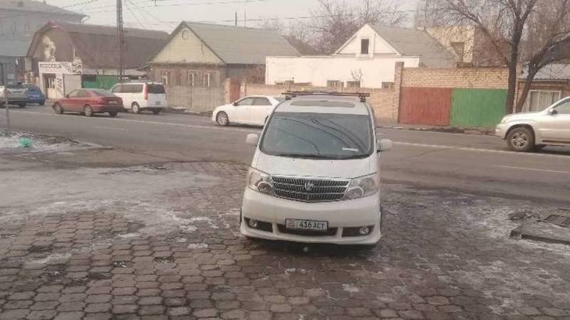Горожанин припарковал свою «Тойоту» на тротуаре на Ахунбаева