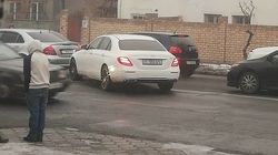 Мерседес 220 выехал на встречку на ул.Ахунбаева. Фото