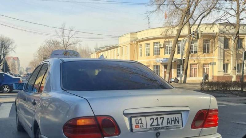 «Мерседес E200» заехал за стоп-линию на Боконбаева, - горожанин