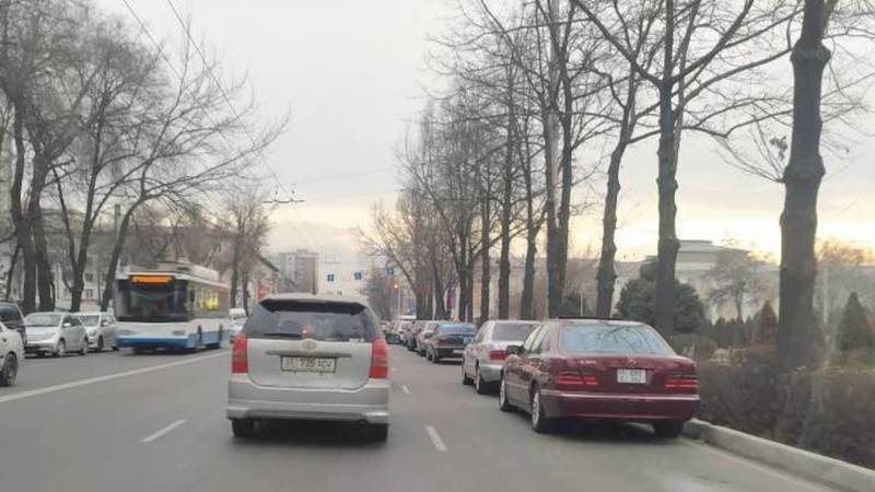 Крайний ряд на ул.Манаса превратили в парковку, - горожанин