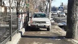 Горожанин припарковал свой «Ниссан Патфайндер» посередине тротуара