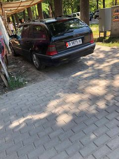 Авто припарковано на тротуаре на Логвиненко-Токтогула. Снимки сделаны 18 июня в 15:47.