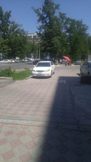 Парковка на тротуаре на участке ул.Турусбекова