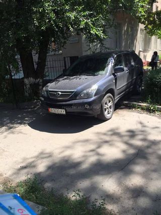 Парковка на газоне на ул.Малдыбаева