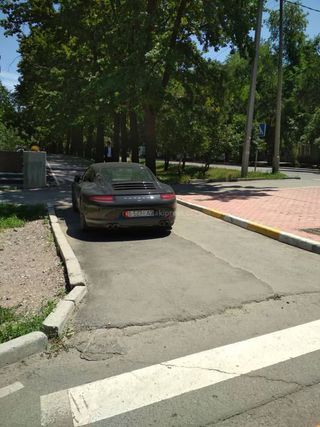 Парковка на тротуаре на Логвиненко-Фрунзе