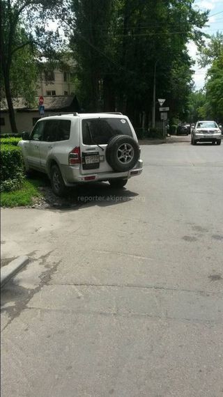 Парковка на газоне на Раззакова-Боконбаева