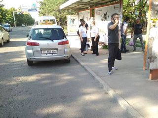 Парковка на остановке на Юнусалиева-Суеркулова