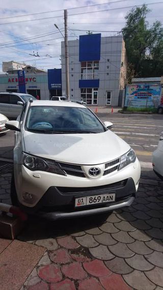 Парковка на тротуаре возле ТЦ «Таш-Рабат»