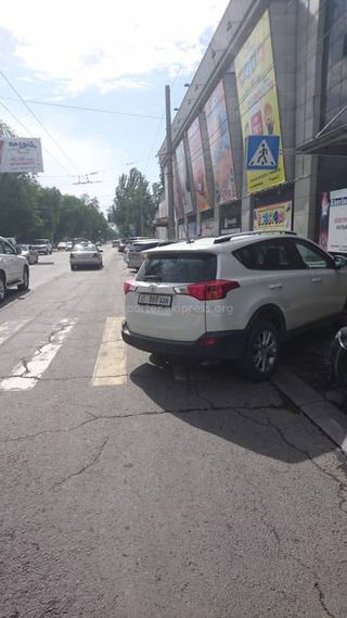 Парковка на тротуаре возле ТЦ «Таш-Рабат»