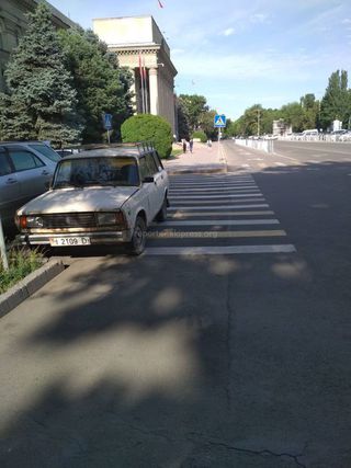 Парковка на пешеходном переходе рядом с Домом правительства. Снимки сделаны 7 июня