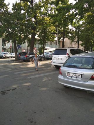 Парковка на пешеходном переходе рядом с Домом правительства. Снимки сделаны 7 июня