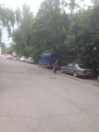 Парковка на тротуаре на ул.Элебаева