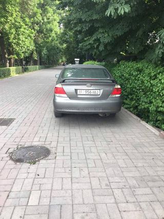 Парковка на тротуаре в Дубовом парке