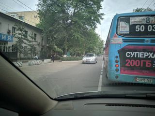 Выезд на полосу для общественного транспорта на ул.Московской