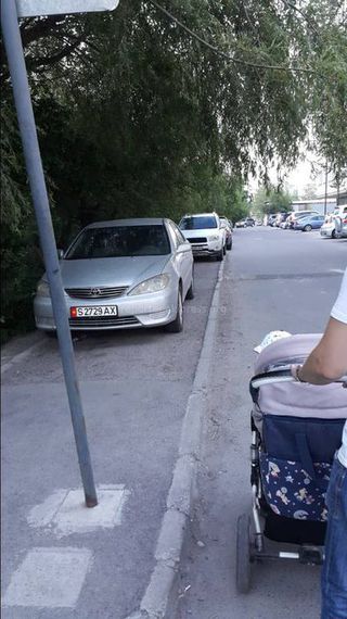 Парковка на тротуаре в 7 мкр. Фото сделано 14 июня