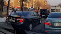 На Московской «Камри» и «Гелик» едут по встречке. Видео На Московской «Камри» и «Гелик» едут по встречке. Видео