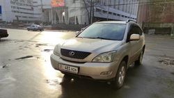 Lexus RX 350 припаркован на зебре. Фото Lexus RX 350 припаркован на зебре. Фото