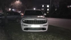 Jeep Grand Cherokee припарковали на газоне. Фото