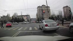 «Камри» заехал за стоп-линию на Сухэ-Батора. Видео