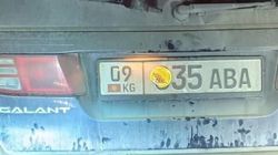Водитель заклеил цифру на госномере наклейкой от мороженого. Фото