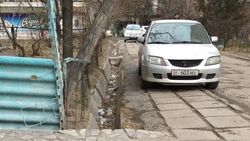 «Мазда» припаркована на тротуаре. Фото