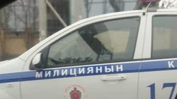 Сотрудник УПСМ едет в машине, не пристегнувшись ремнем безопасности. Фото горожанина