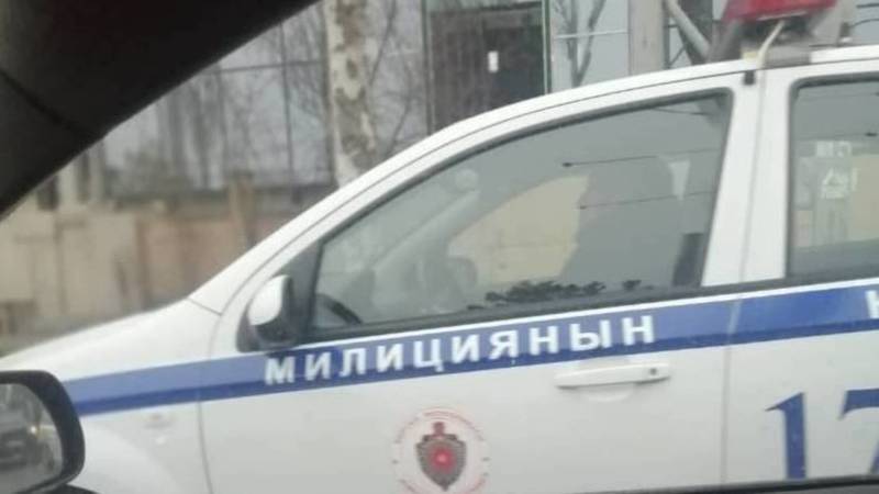 Сотрудник УПСМ едет в машине, не пристегнувшись ремнем безопасности. Фото горожанина