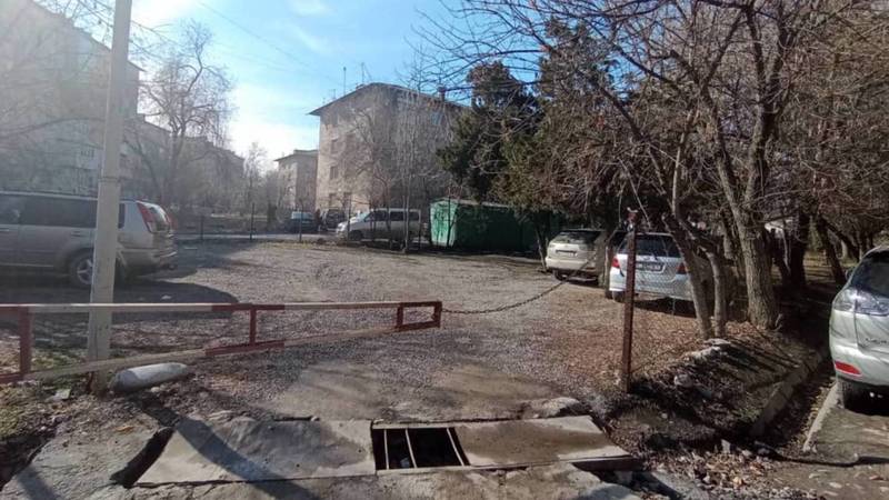 Законно ли на Малдыбаева огородили территорию, поставив шлагбаум? Фото