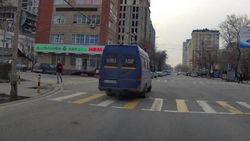 Бус «Мерседес» дважды проехал на красный по Токтогула. Видео