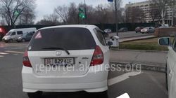 «Фит» припаркован в неположенном месте на Шопокова. Фото