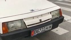 Горожанин припарковал свой ВАЗ 2108 на зебре. Видео