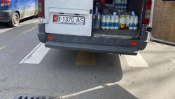 «Спринтер» припарковался на зебре и разгружает товар. Фото
