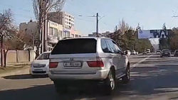 BMW X5 выехал на встречку. Видео