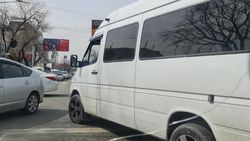 На проспекте Чуй маршрутка повернула со второй полосы. Фото